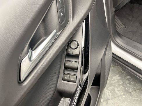 Used 2026 Chevrolet Equinox LT w/ Safety and Technology Package FWD image 8