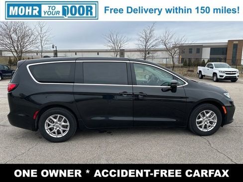 Used 2024 Chrysler Pacifica Touring-L image 4