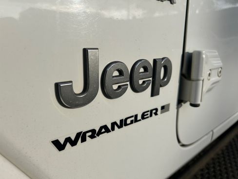 Used 2024 Jeep Wrangler Unlimited Sahara AWD/4WD image 23