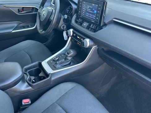Used 2021 Toyota RAV4 LE AWD/4WD image 17