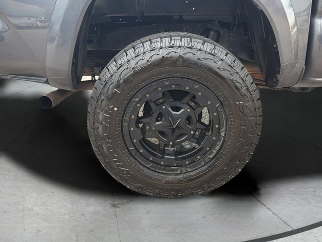 Used 2018 Toyota Tacoma SR5 AWD/4WD image 30