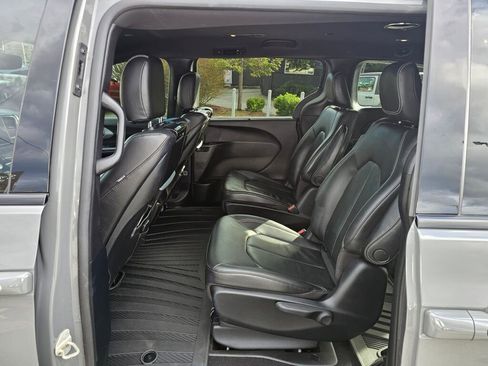 Used 2021 Chrysler Pacifica Touring-L w/ Uconnect Theater Family Group image 13