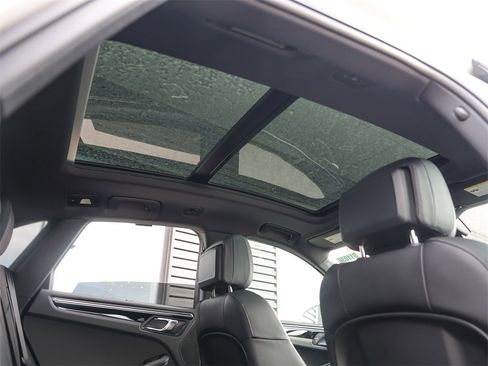 Certified 2025 Porsche Macan image 33