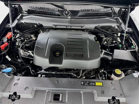 Used 2023 Land Rover Defender 110 SE image 32