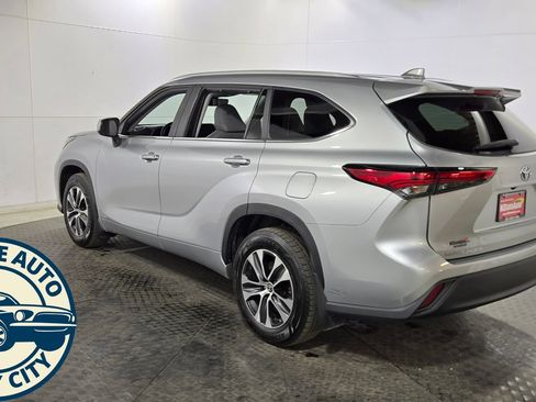 Used 2023 Toyota Highlander XLE AWD/4WD image 5