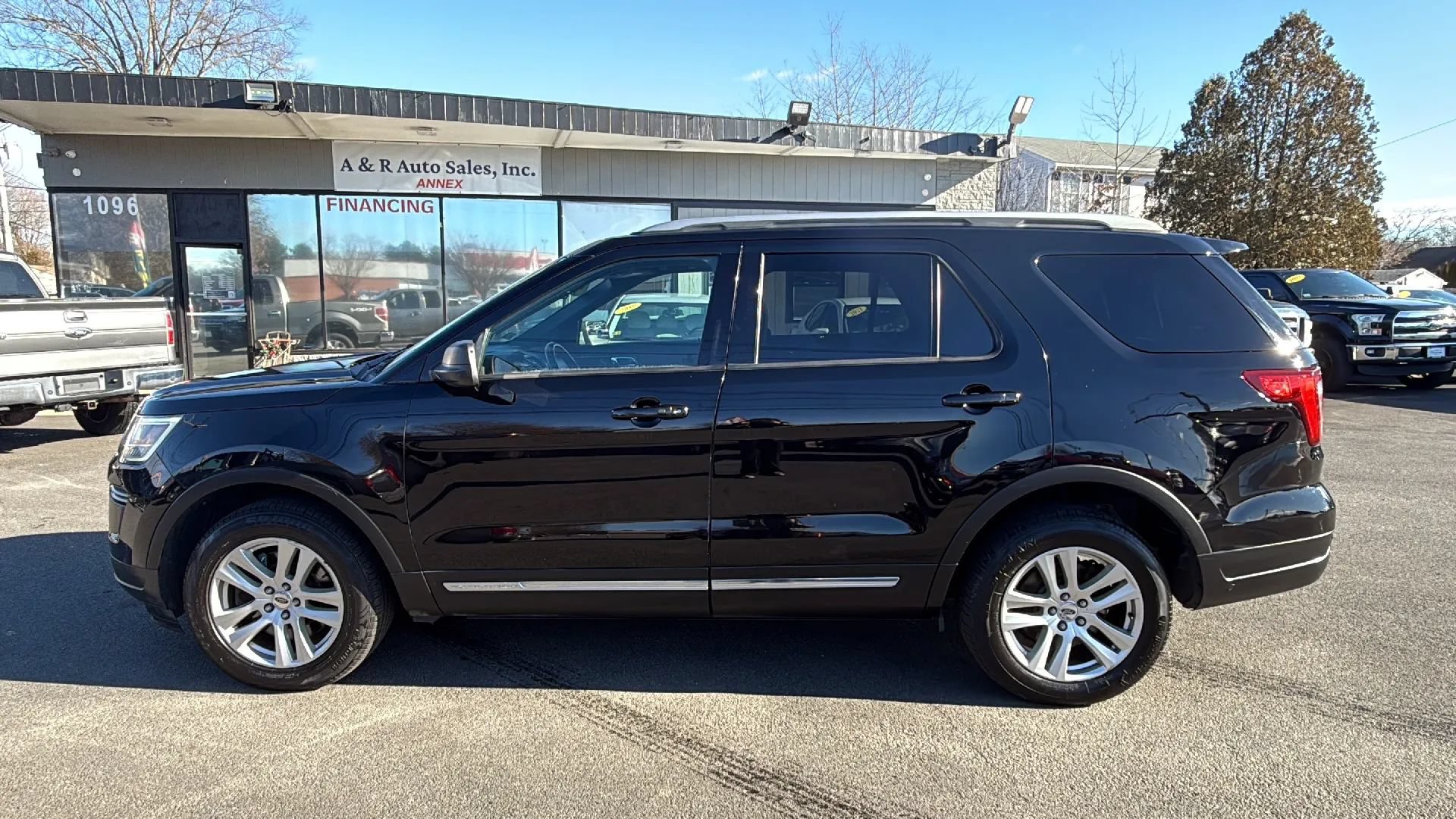 Used 2018 Ford Explorer XLT AWD/4WD image 4