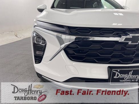 New 2025 Chevrolet Trax LT w/ Sunroof Package image 12