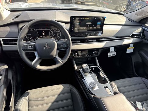 New 2025 Mitsubishi Outlander SE image 8