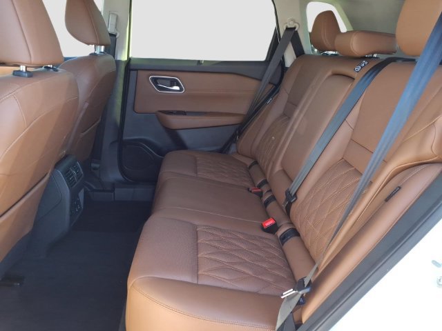 Used 2026 Nissan Rogue Platinum w/ Tech Package AWD/4WD image 31