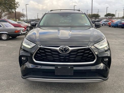 Used 2025 Toyota Highlander Platinum image 2