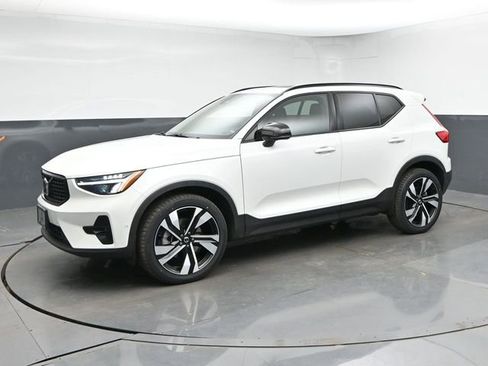 Used 2023 Volvo XC40 B5 Plus w/ Protection Package Premier AWD/4WD image 4