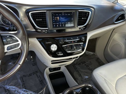 Used 2018 Chrysler Pacifica Touring-L FWD image 29