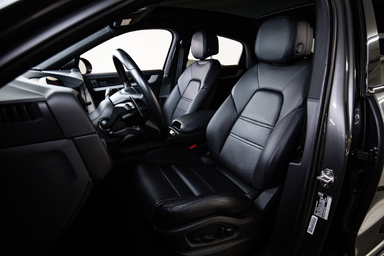 Certified 2024 Porsche Cayenne Coupe AWD/4WD image 5