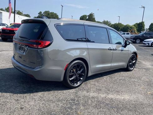 Used 2025 Chrysler Pacifica Limited FWD image 6