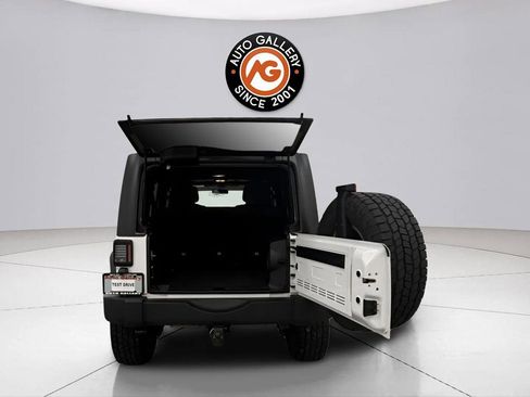 Used 2012 Jeep Wrangler Unlimited Rubicon w/ Dual Top Group AWD/4WD image 21