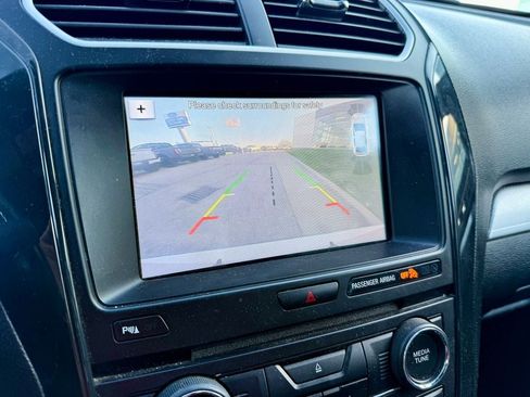 Used 2017 Ford Explorer XLT w/ Equipment Group 202A AWD/4WD image 22