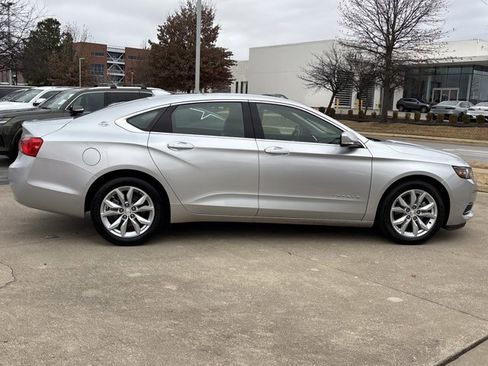 Used 2016 Chevrolet Impala LT w/ Convenience Package image 2