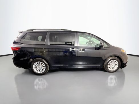 Used 2017 Toyota Sienna XLE w/ XLE Navigation Package FWD image 11