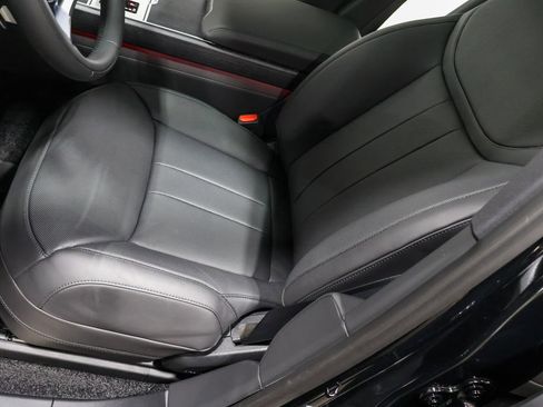 Used 2025 Land Rover Range Rover SE image 26