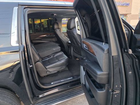 Used 2019 Cadillac Escalade ESV Luxury image 16