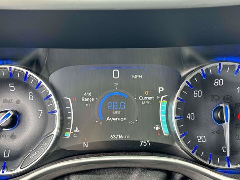 Certified 2024 Chrysler Pacifica Touring-L FWD image 4