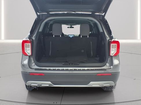 Used 2023 Ford Explorer XLT w/ Equipment Group 202A image 7