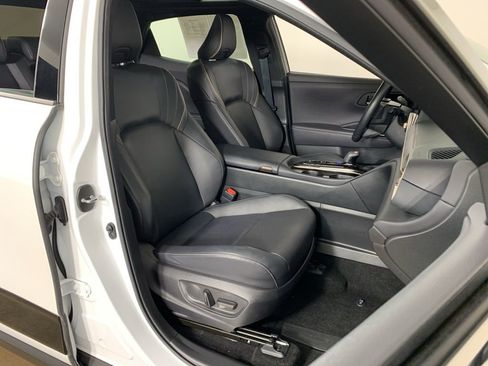 Used 2024 Toyota Crown Limited image 38