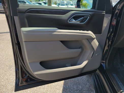 Used 2022 Chevrolet Suburban LT w/ LT Signature Plus Package RWD image 21