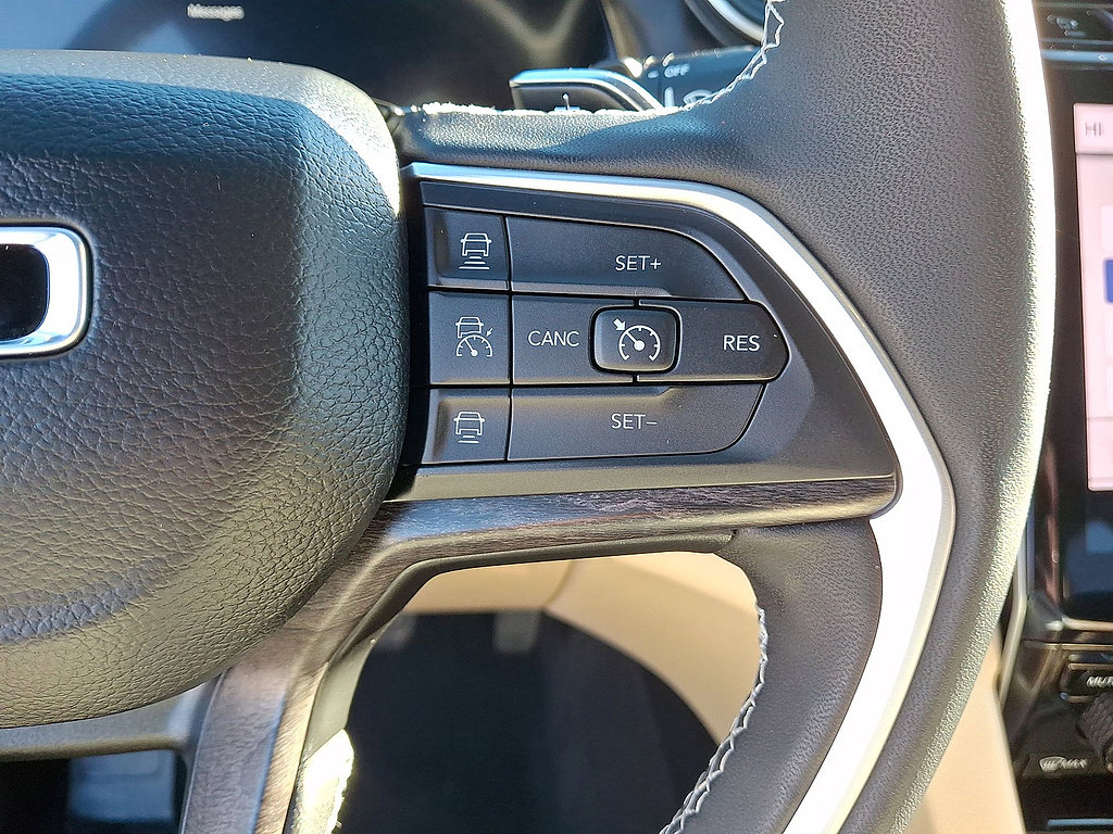 Certified 2025 Jeep Grand Cherokee Limited AWD/4WD image 18