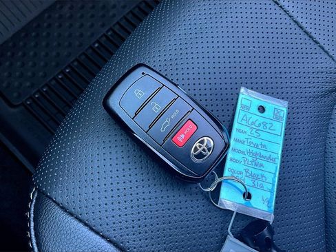 Used 2025 Toyota Highlander Platinum image 11