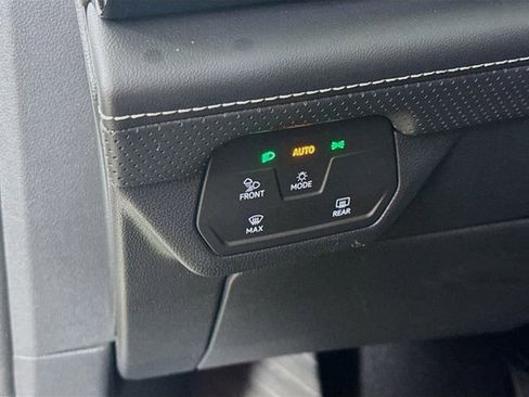 Used 2024 Volkswagen Atlas SE image 12