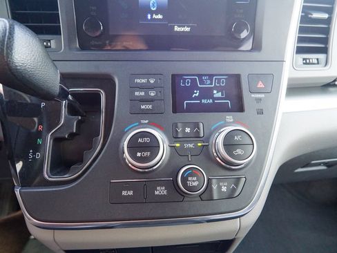 Used 2017 Toyota Sienna LE FWD image 23