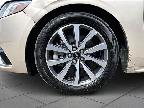 Used 2017 Lincoln Continental Premiere image 11