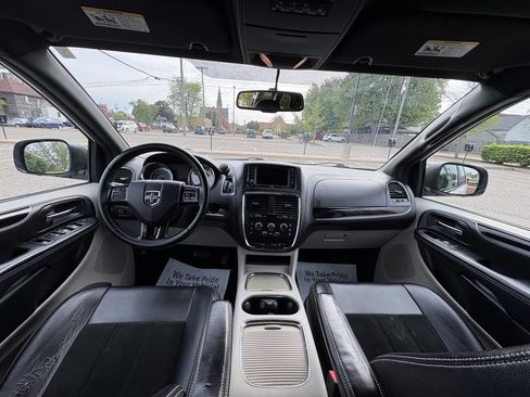 Used 2016 Dodge Grand Caravan SXT FWD image 18
