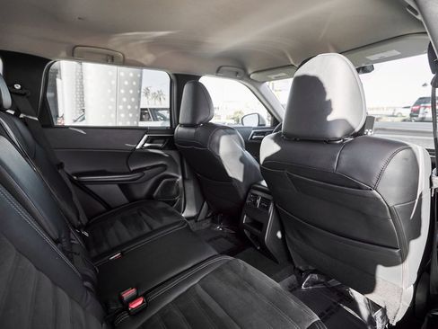 Used 2023 Mitsubishi Outlander SE image 24