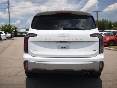 Used 2024 Kia Telluride EX w/ EX Captain's Chair Package AWD/4WD image 3