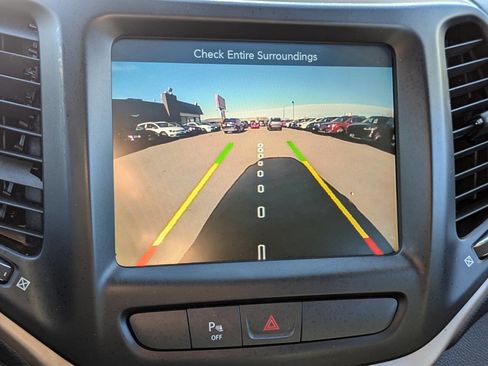 Used 2018 Jeep Cherokee Limited image 23