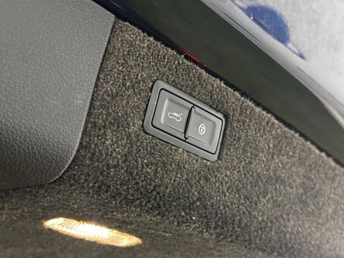 Used 2017 Bentley Bentayga AWD/4WD image 18