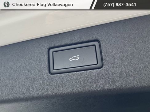 New 2025 Volkswagen Tiguan SE image 18