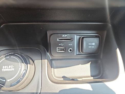 Used 2018 Jeep Cherokee Latitude Plus w/ Cold Weather Group AWD/4WD image 34