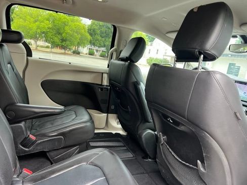 Used 2021 Chrysler Pacifica Touring-L FWD image 17