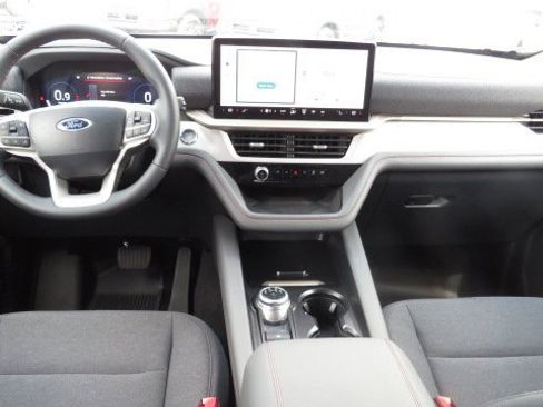 Used 2025 Ford Explorer Active image 2