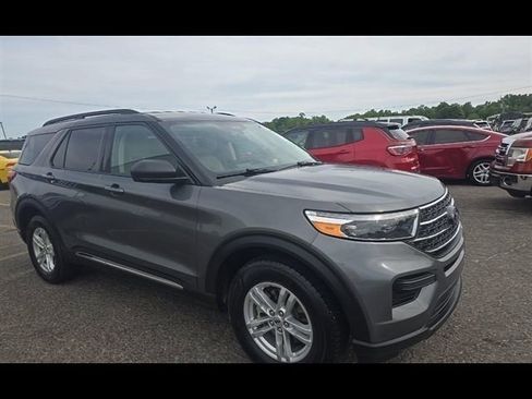 Used 2023 Ford Explorer XLT AWD/4WD image 2