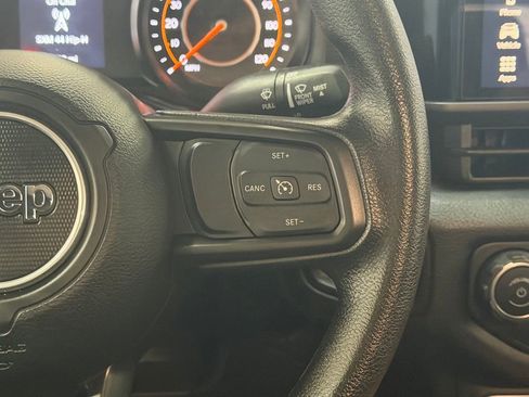 Used 2025 Jeep Gladiator Sport image 18