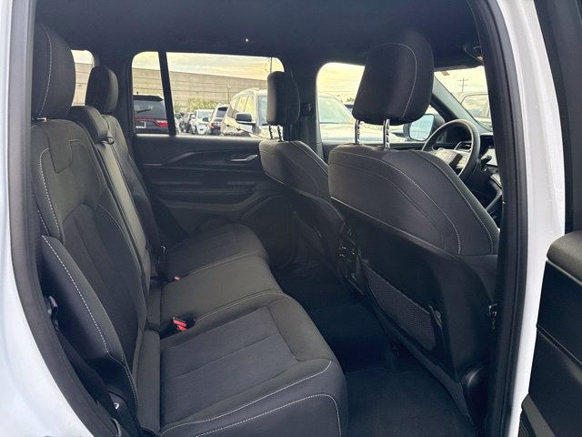 Used 2025 Jeep Grand Cherokee Laredo AWD/4WD image 25