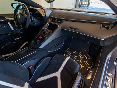 Used 2020 Lamborghini Aventador SVJ AWD/4WD image 33