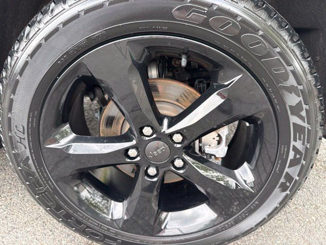 Used 2023 Jeep Grand Cherokee Limited w/ Black Appearance Package AWD/4WD image 9
