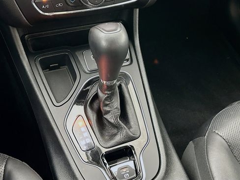 Used 2019 Jeep Cherokee Limited image 23