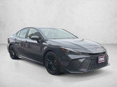 Used 2025 Toyota Camry SE image 3