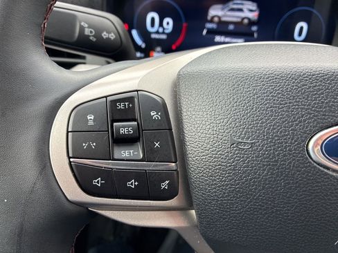 Used 2025 Ford Explorer Active AWD/4WD image 27